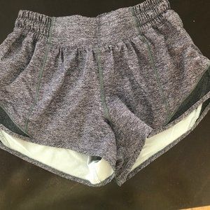 Lululemon Hotty Hot short II 2.5" size 2